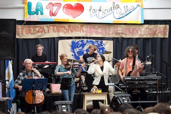 Homenaje a Charly García en una escuela primaria