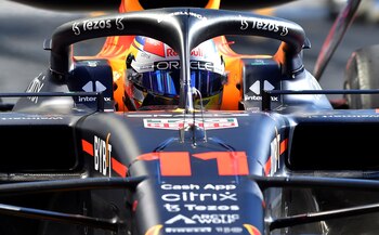 Checo Pérez explicó los malos tiempos en las prácticas libres: “Estamos jugando” (Foto: REUTERS/Massimo Pinca)