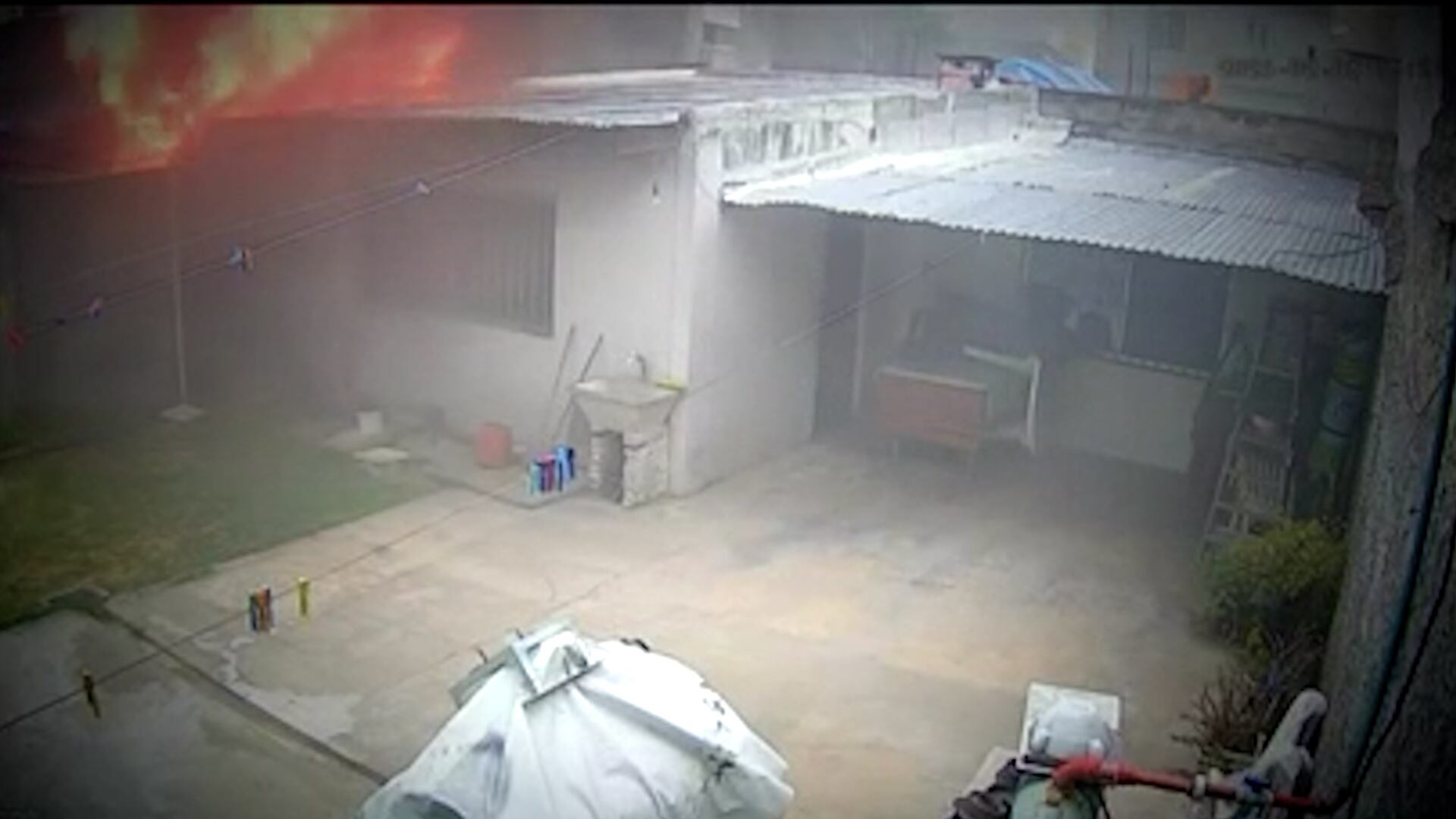 Los vecinos de Loma Hermosa intentaron contener el incendio con baldes de agua antes de la llegada de los bomberos, viviendo momentos de desesperación