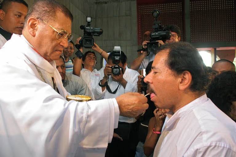 En la campaña electoral de 1996, Ortega se visitó de blanco y se presentó como un devoto católico. (Foto La Prensa)