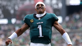 El jugador estrella de la NFL Jalen Hurts tiene coágulos en ambos pulmones y se perderá el resto de la temporada