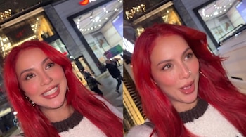 Dos fotografías de una mujer con cabello rojo y suéter blanco. La primera muestra una sonrisa, la segunda la boca entreabierta. Fondo urbano con luces.