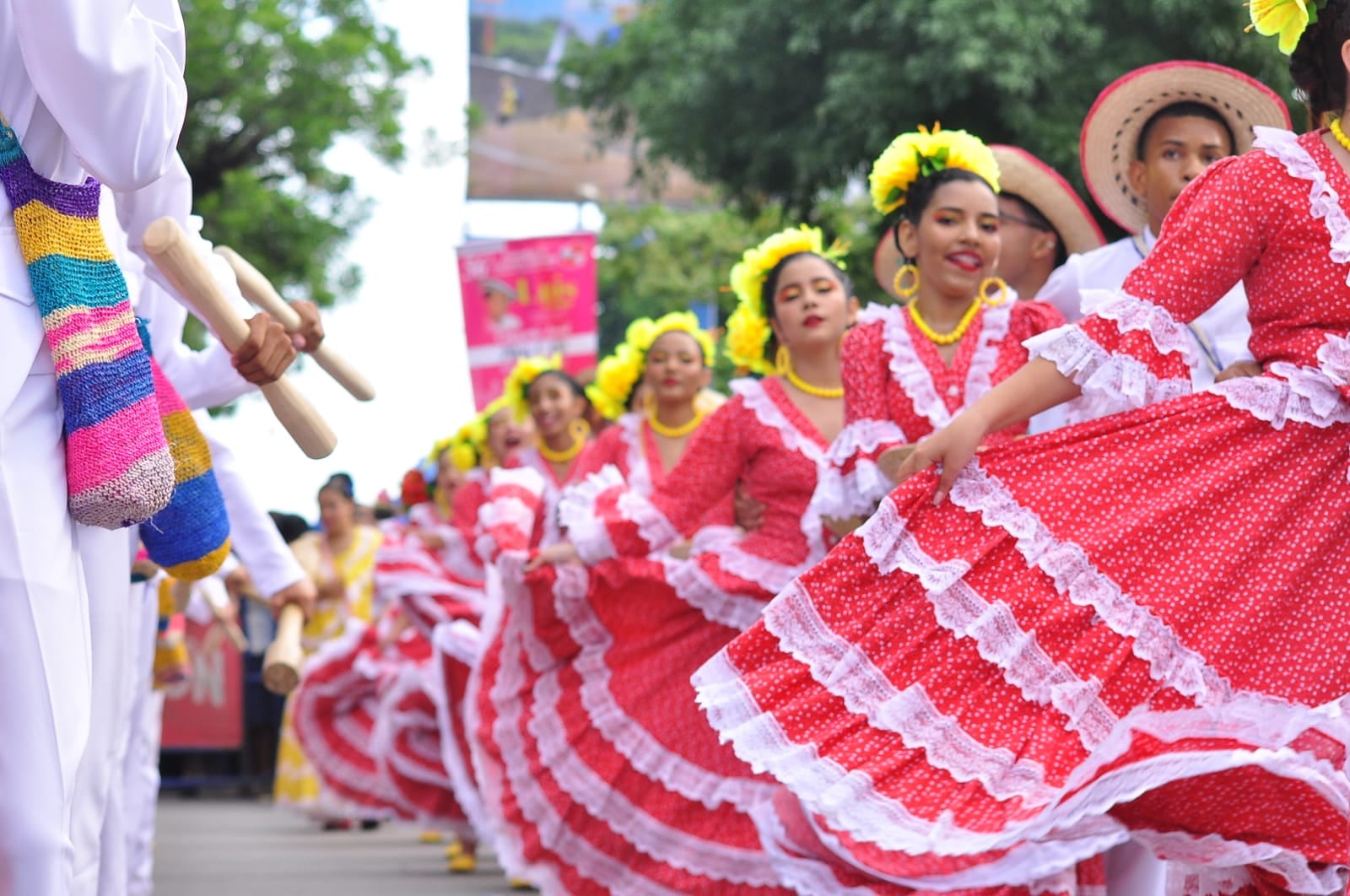 El festival rinde homenaje a la tradición folclórica con el desfile de piloneras, que evoca 45 años de historia y cultura caribeña en las calles de la ciudad - crédito Radio Nacional de Colombia