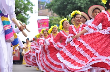 El festival rinde homenaje a la tradición folclórica con el desfile de piloneras, que evoca 45 años de historia y cultura caribeña en las calles de la ciudad - crédito Radio Nacional de Colombia