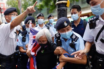 Una manifestante pro-democracia es detenida por la policía en Causeway Bay (Foto: REUTERS)