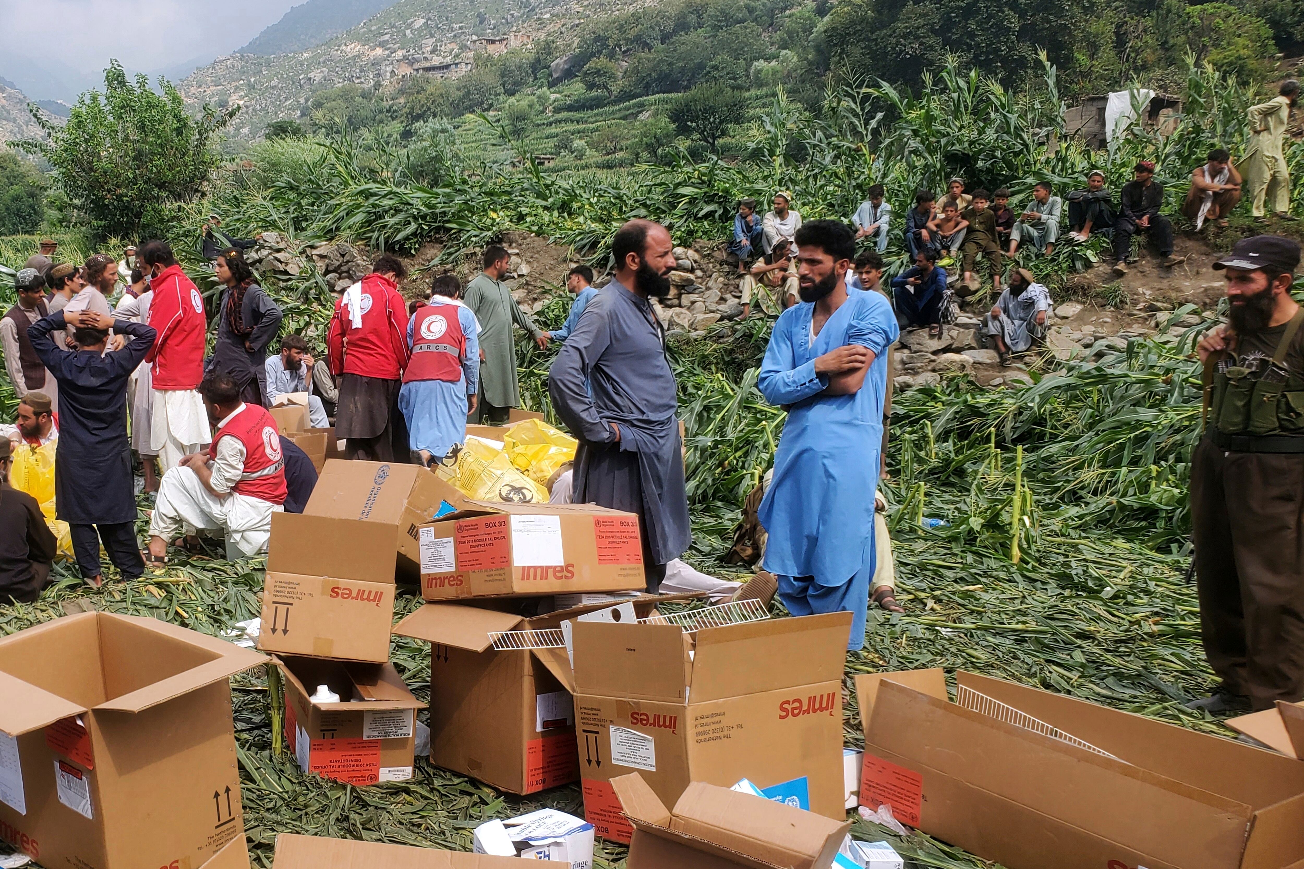 Trabajadores de defensa civil, residentes locales y soldados del ejército se preparan para evacuar a las víctimas heridas de un terremoto que mató a cientos de personas y destruyó numerosas aldeas en el este de Afganistán, en Mazar Dara, provincia de Kunar, el lunes 1 de septiembre de 2025. (Foto AP/Hedayat Shah)