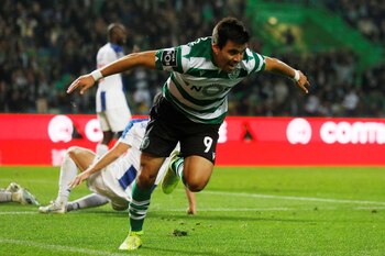 Imagen de archivo del argentino Marcos Acuña celebrando luego de anotar el primer gol de Sporting CP frente al FC Porto en un partido por la Primeira Liga del fútbol de Portugal disputado en el Estadio Jose Alvalade de Lisboa, Portugal. 5 de enero, 2020. REUTERS/Rafael Marchante
