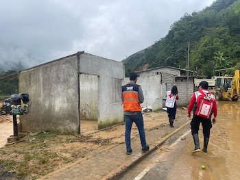 Los equipos de emergencia están