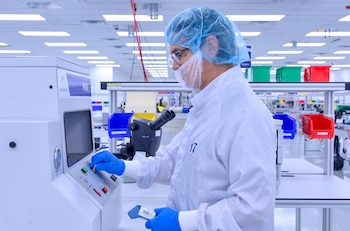 La compañía cuenta actualmente con más de 50 colaboradores en Costa Rica y anunció que continuará contratando personal en ingeniería, finanzas, manufactura y logística durante 2026 y 2027. Crédito: ForJ Medical CR