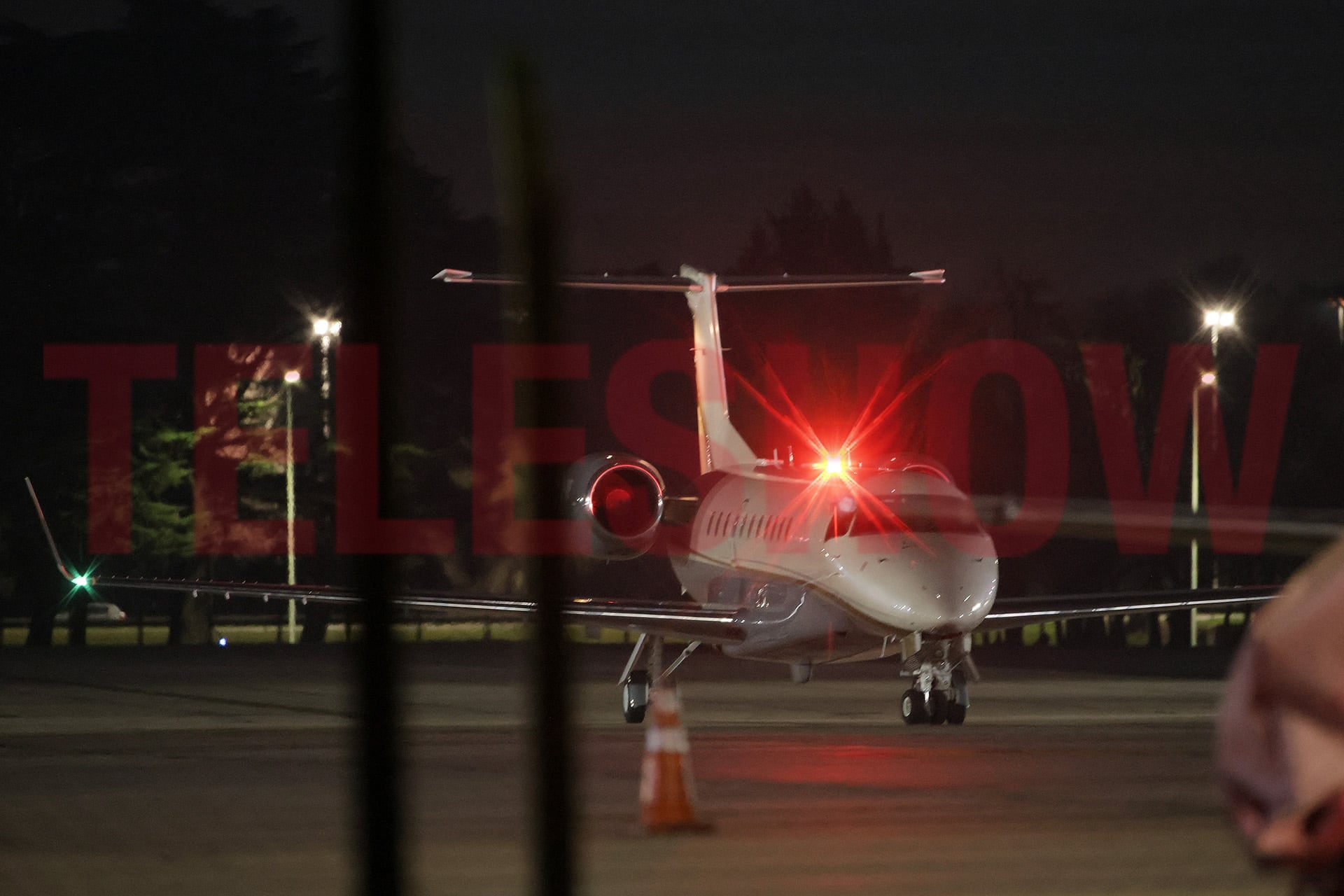 El avión privado de Rosalía, detenido en la pista de Ezeiza bajo un estricto operativo nocturno