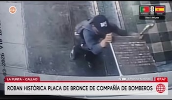 Ladrones robaron la placa fundacional de 82 años de una compañía de bomberos voluntarios en La Punta. Captura América TV