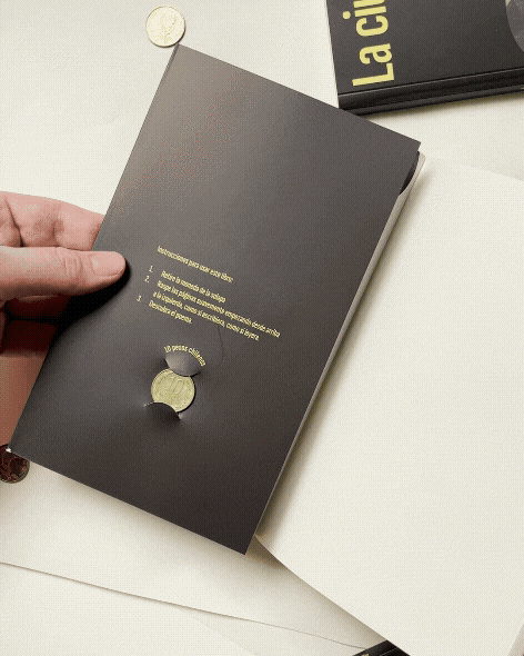 Goma apuesta a la materialidad del libro, como en La ciudad oculta, donde el lector descubre el poema raspando el papel, resaltando el libro como experiencia