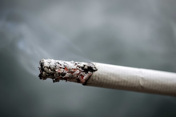 El organismo propone que todos los centros de salud brinden un breve consejo para dejar el tabaco a todo paciente fumador que acceda a cualquier servicio de salud. (EFE/ Effrey Arguedas)