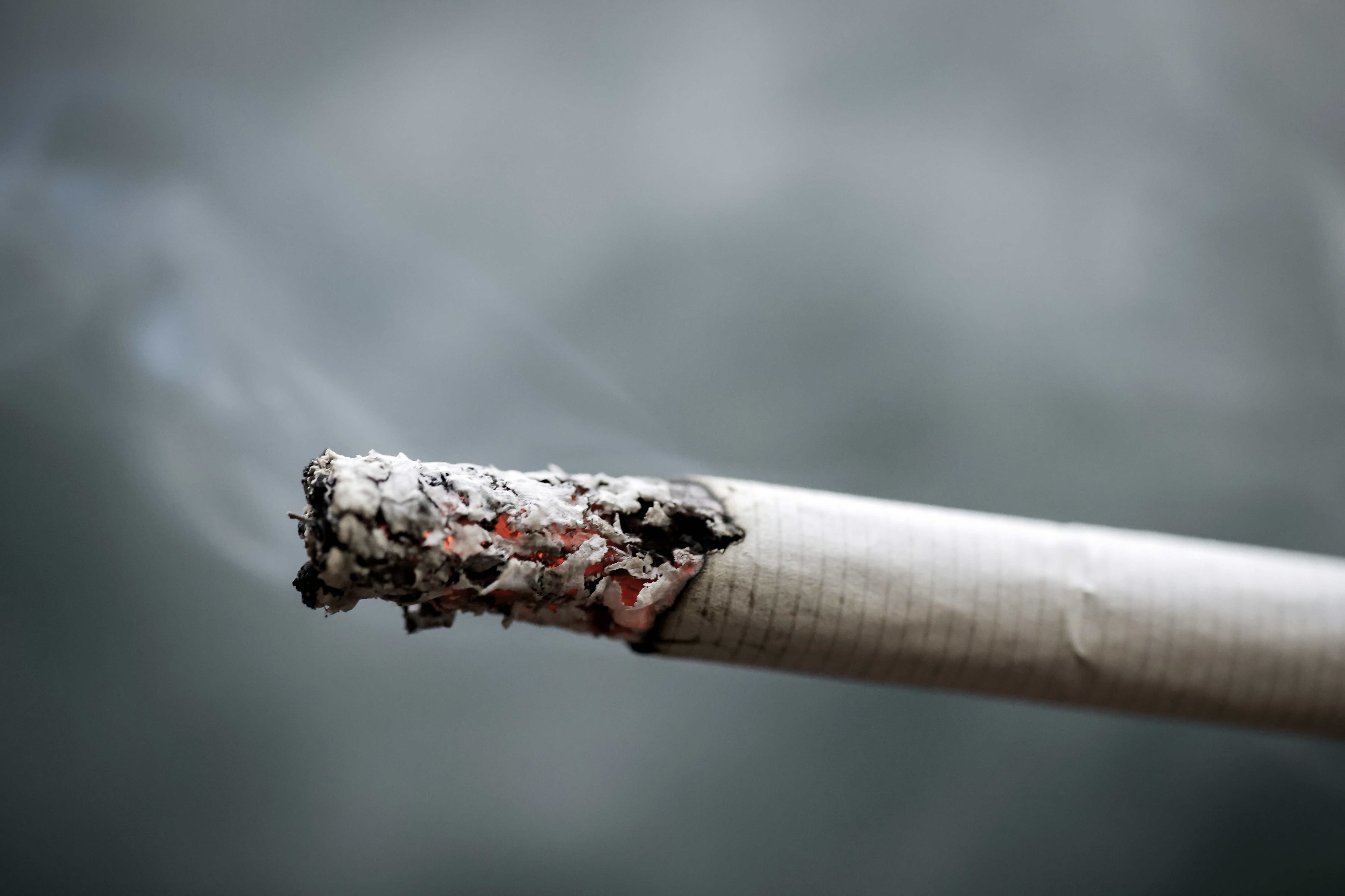 El organismo propone que todos los centros de salud brinden un breve consejo para dejar el tabaco a todo paciente fumador que acceda a cualquier servicio de salud. (EFE/ Effrey Arguedas)