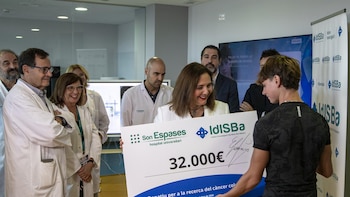 El youtuber mallorquín el Cromas dona 32.000 euros a Son Espases destinados a la investigación del cáncer colorrectal
