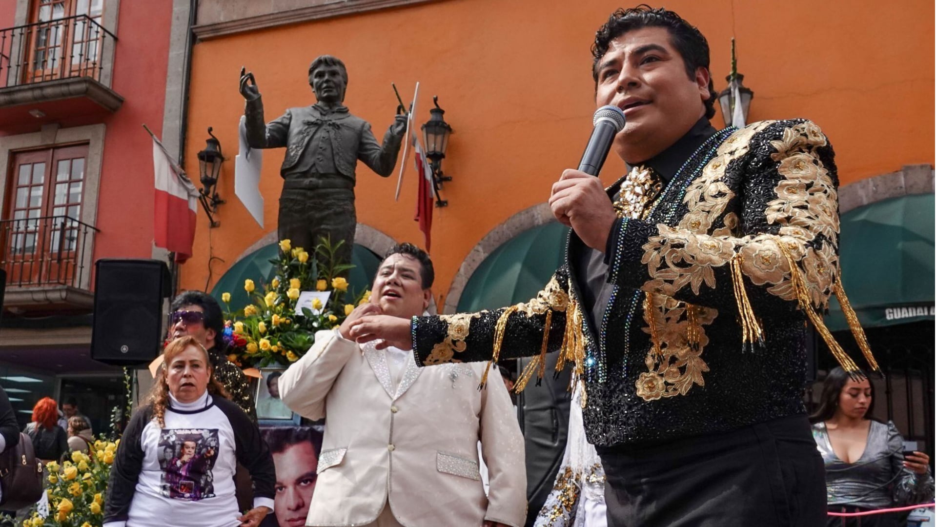 Asistentes destacaronn que el gusto familiar por la música del Divo de Juárez pasó de madres y abuelas a jóvenes, en un encuentro que reafirmó la vigencia del artista dentro y fuera de la Ciudad de México. (FOTO: ROGELIO MORALES/CUARTOSCURO.COM)
