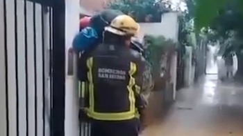 Los bomberos rescataron al hombre