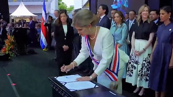 Presidenta Laura Fernández asume el cargo y firma tres decretos clave en su primer día