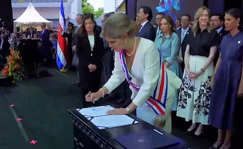 Laura Fernández Delgado inicia su mandato presidencial con la firma de tres decretos ejecutivos que marcan la agenda nacional hasta 2030. Foto Infobae/Cortesía Costa Rica