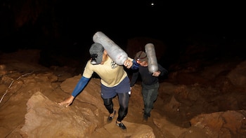 La muerte del ex Navy SEAL Saman Kunan y la baja del oxígeno al 15,6% aceleraron la decisión de evacuar por el agua a los chicos atrapados en la cueva (REUTERS)