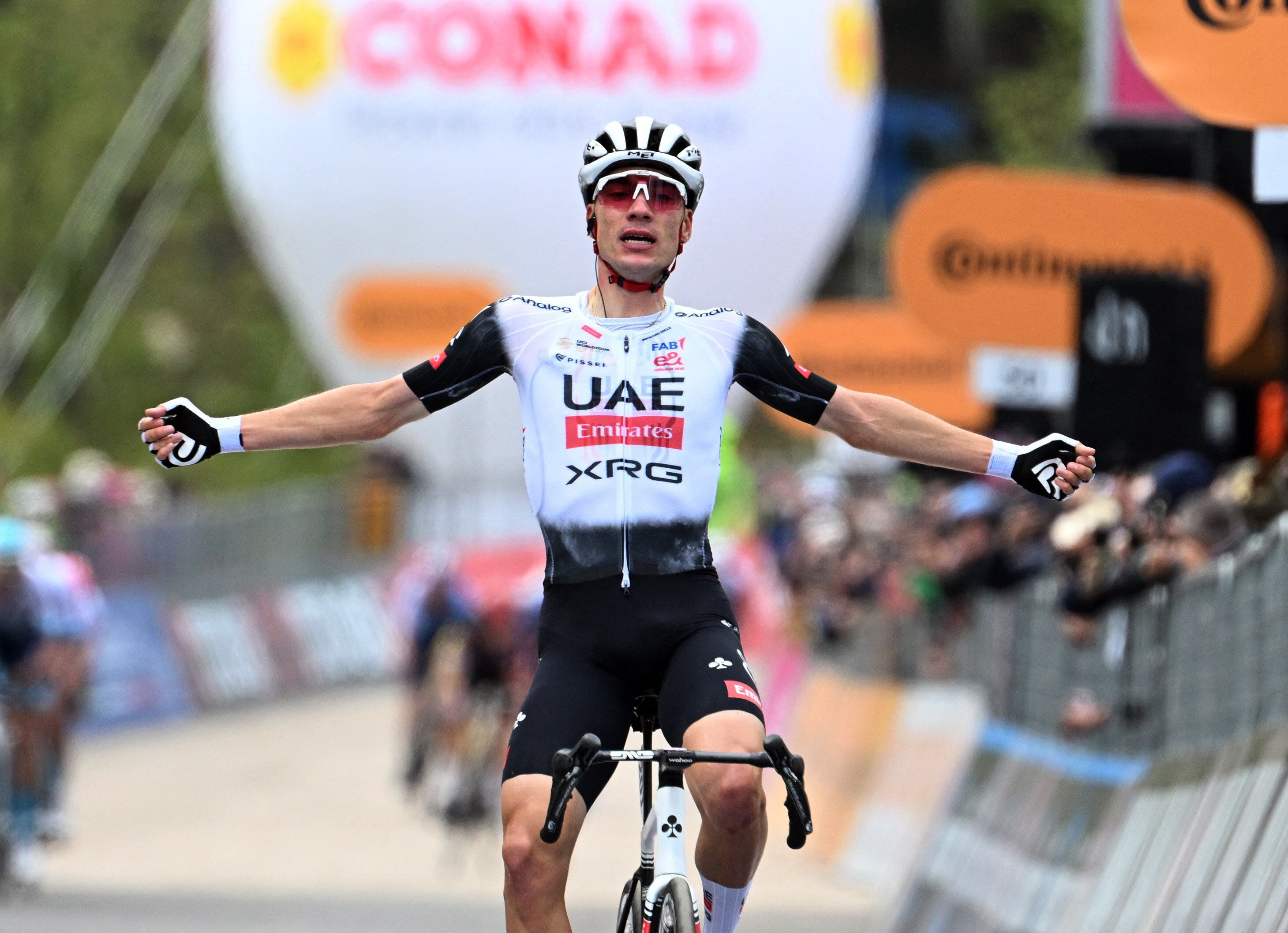 El momento cuando Juan Ayuso gana la etapa del Giro de Italia - crédito Jennifer Lorenzini / REUTERS