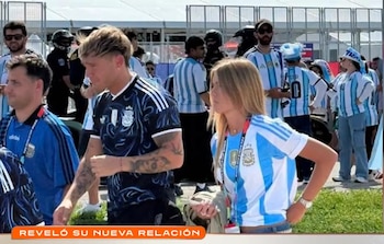 Ian Lucas, con cabello claro y camiseta oscura de Argentina, junto a Renata Mónaco, de cabello rubio y camiseta celeste y blanca, entre la multitud