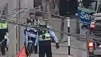 Dos trabajadores vinculados a las áreas de seguridad y almacén del hospital Casimiro Ulloa fueron identificados como presuntos responsables del robo de una motocicleta perteneciente a un paciente en Miraflores - Créditos: Captura de pantalla de Panamericana TV.