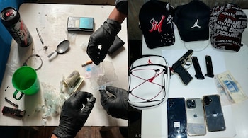 Composición de dos imágenes: a la izquierda, manos con guantes negros preparando drogas en una mesa. A la derecha, una pistola, cargadores, móviles, gorras y dinero.