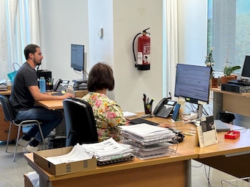 Funcionarios públicos trabajando (Junta de