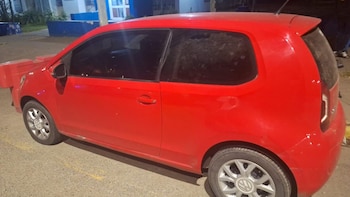 Bajó del auto para entregar un paquete y le robaron el vehículo con su hija de 4 años adentro: buscan al delincuente