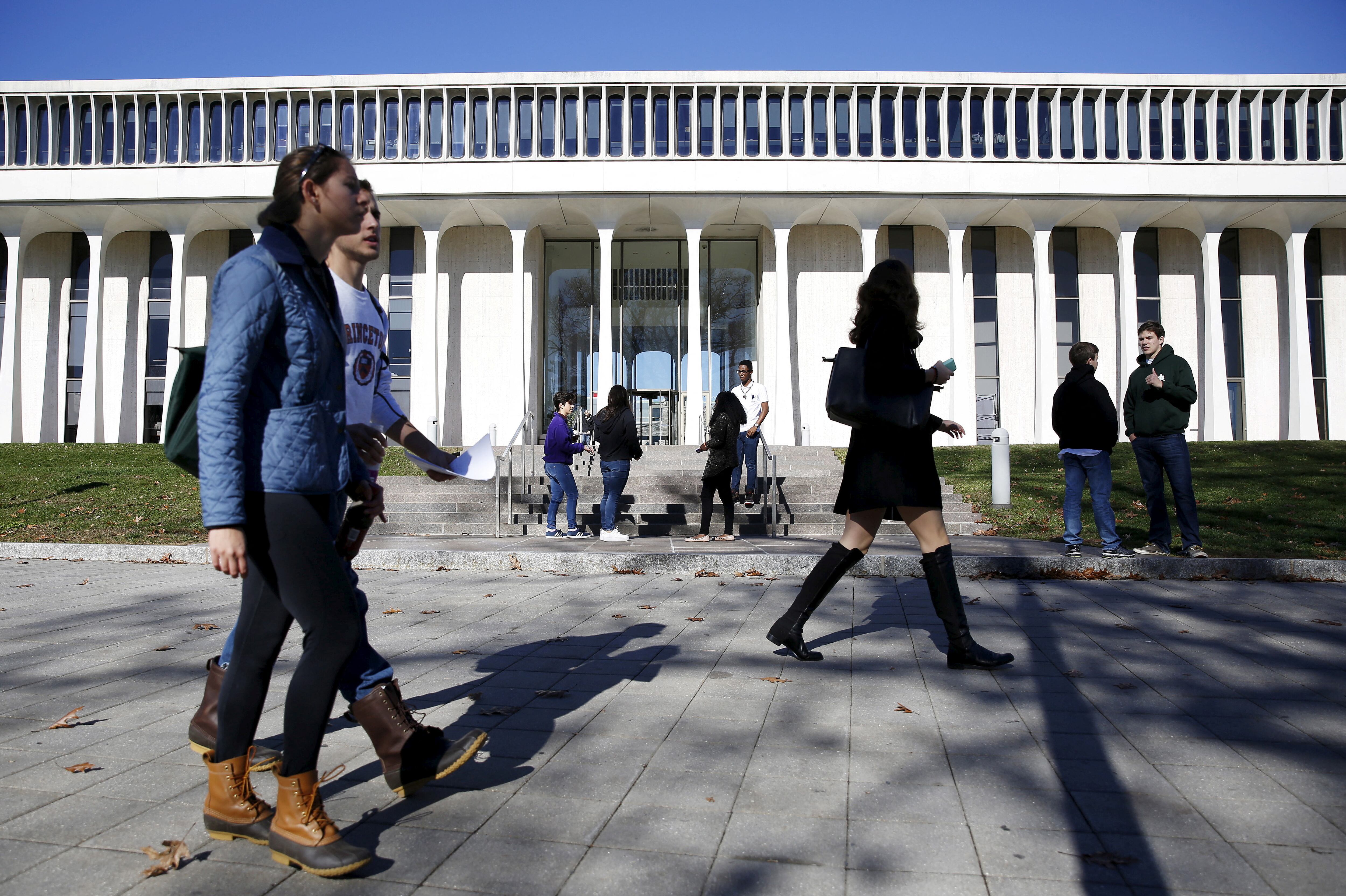 La gente camina por el campus de la Universidad de Princeton en Princeton, Nueva Jersey, EE. UU.( REUTERS/Dominick Reuter/ARCHIVO)