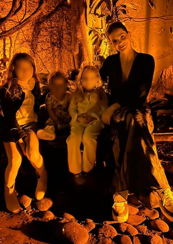 La China Suárez junto a