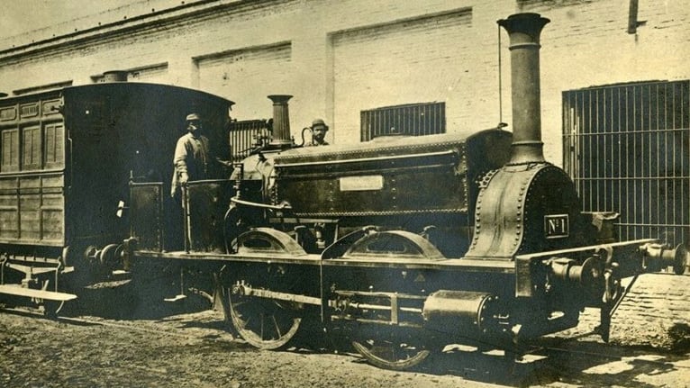 La locomotora La Porteña, una de las primeras máquinas usadas en el primer ferrocarril en el país