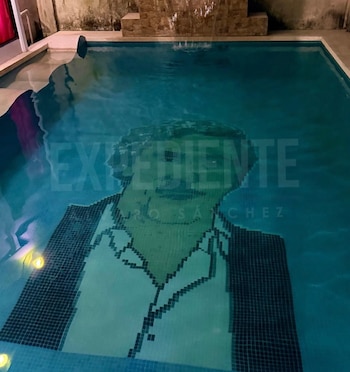 Durante los allanamientos, las autoridades encontraron armas, vehículos de alta gama y una piscina con la imagen del narcotraficante colombiano Pablo Escobar en una vivienda vinculada con uno de los sospechosos Crédito: Expediente Álvaro Sánchez