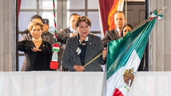 Delfina Gómez sufre caída tras encabezar el Grito de Independencia en Toluca