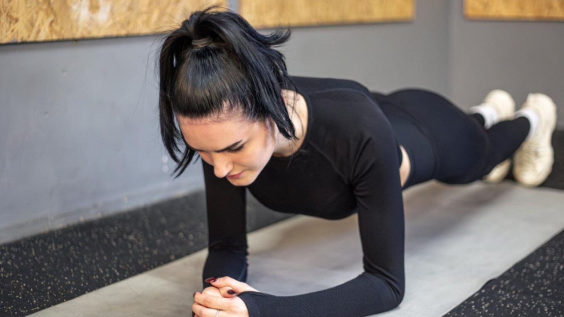 Ejercicios como planchas, planchas laterales y puentes de glúteos ayudan a prevenir lesiones lumbares (Imagen Ilustrativa Infobae)