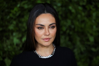 Mila Kunis sostiene una estética sobria basada en líneas limpias y siluetas definidas (REUTERS/Daniel Cole)
