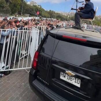 Una camioneta y una silla