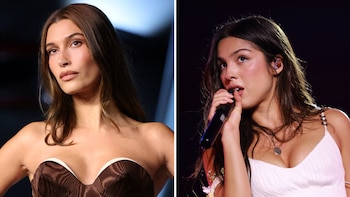 Imagen dividida con Hailey Bieber a la izquierda en vestido marrón y Olivia Rodrigo a la derecha sosteniendo un micrófono