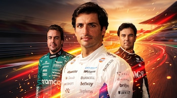Los pilotos Carlos Sainz, Fernando Alonso y Sergio Pérez con trajes deportivos sobre un circuito de carreras al atardecer.