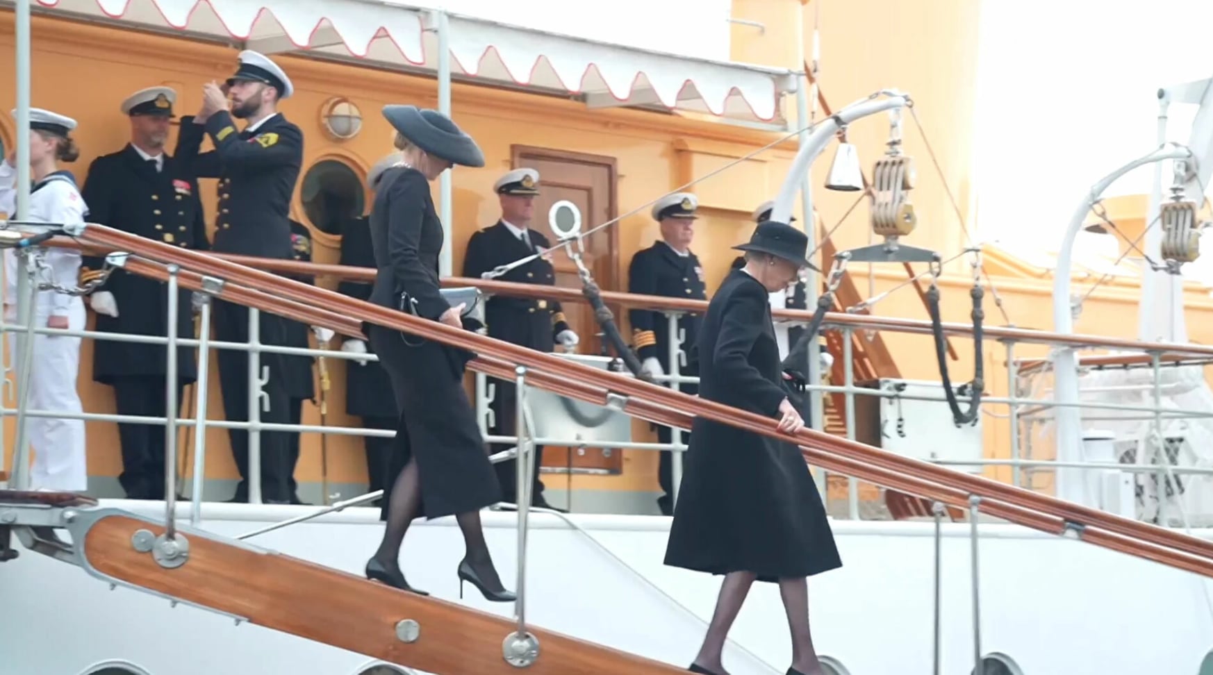 La princesa Benedikte seguida por su hija Alexandra de Sayn-Wittgenstein-Berleburg.