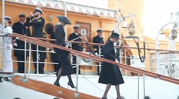 La princesa Benedikte seguida por su hija Alexandra de Sayn-Wittgenstein-Berleburg.