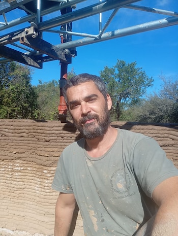 Construyó una casa de barro con una impresora 3D en las sierras de Córdoba