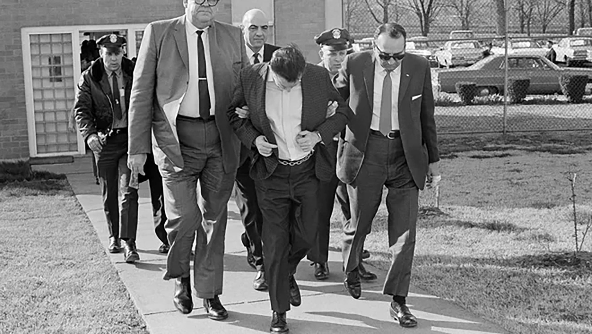 Con la cabeza gacha, James Earl Ray es trasladado a prisión, el 11 de marzo de 1969 (AP)