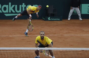 Juan Sebastián Cabal (d) y