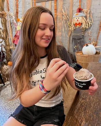 Chloe creció interactuando con sus