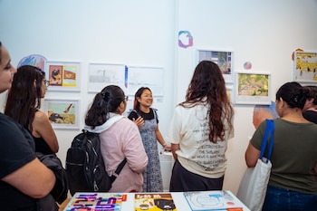 Jiyoung Moon, encargada de exhibiciones, destaca la capacidad de los libros ilustrados coreanos para transmitir emociones intensas a través de imágenes sin texto - (Gentileza del Centro Cultural Coreano)