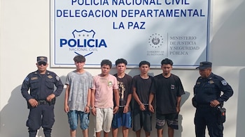 Policía salvadoreña detiene a cinco jóvenes en Zacatecoluca por agrupaciones ilícitas y receptación
