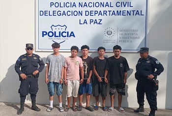 Cinco jóvenes, entre ellos Brayan Molina Iraheta y José Guevara Granadeño, fueron detenidos en colonias de Zacatecoluca, La Paz Este, por agrupaciones ilícitas. (Foto: PNC)