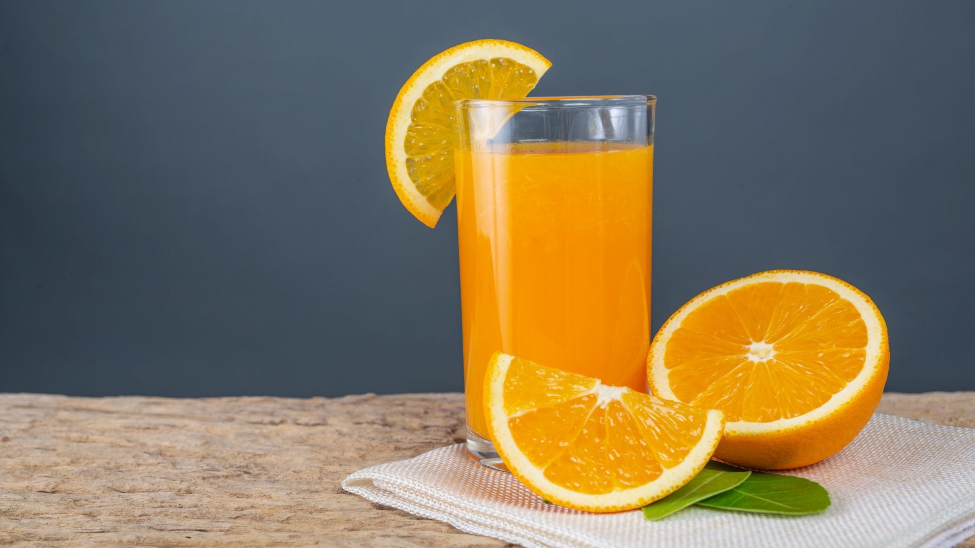 Los especialistas recomiendan priorizar una alimentación variada para asegurar el aporte diario de vitamina C (Freepik)